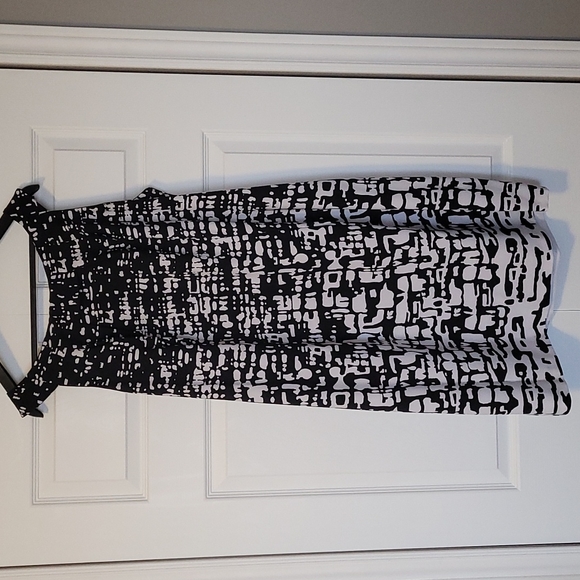 connected apparel Dresses & Skirts - Connected size 18W dress with black and white abstract design.